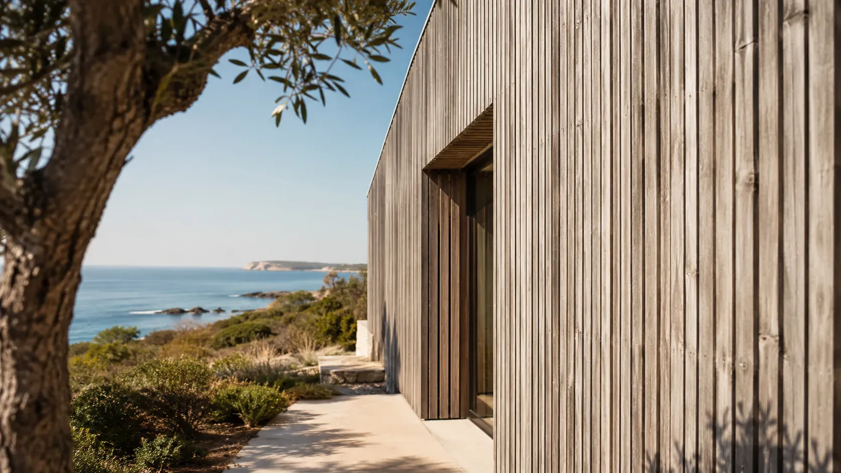 Bardage bois vertical sur la façade d'une villa en bord de mer
