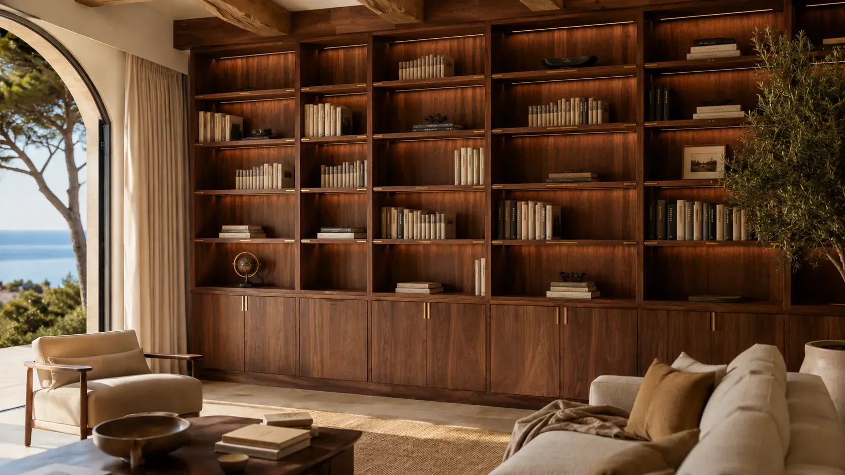 Bibliothèque en noyer massif sur toute la hauteur du mur dans une villa à Saint-Tropez