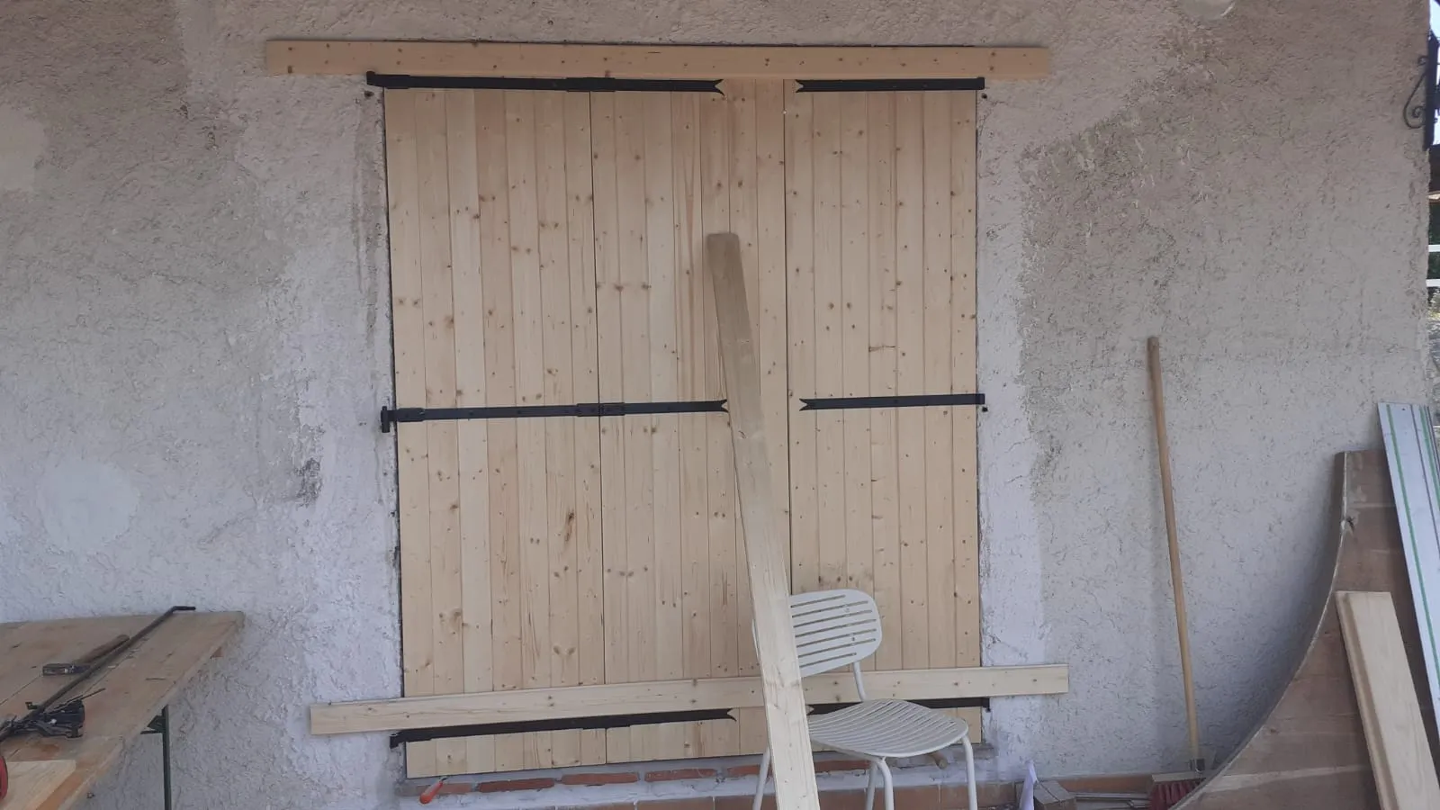 Volets battants en bois bruts, avant application de la finition