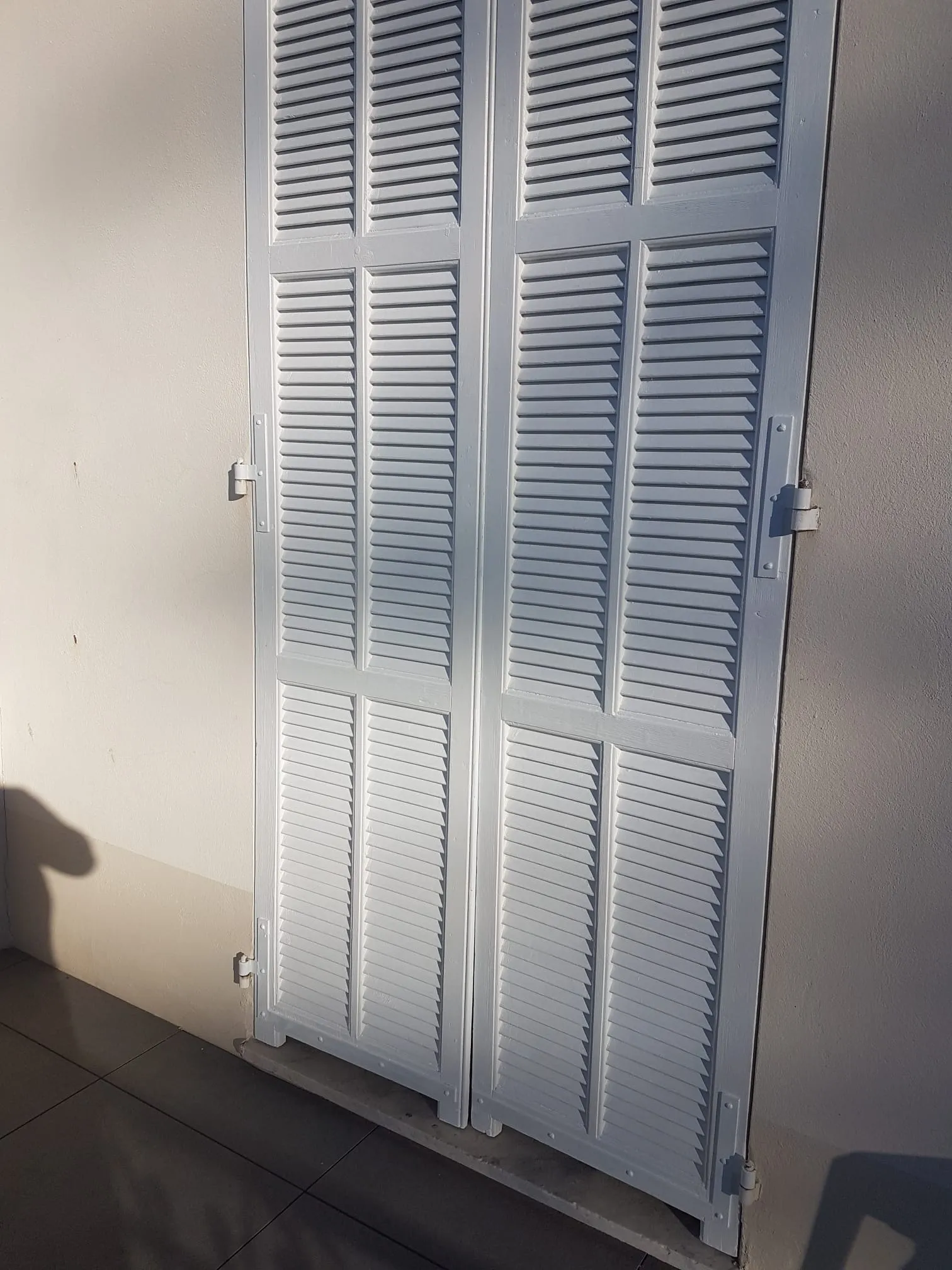 Vue intérieure des nouvelles fenêtres aluminium avec vitrage feuilleté