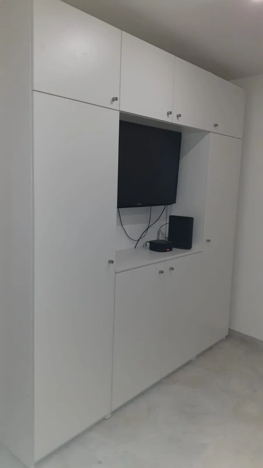 Meuble TV sur mesure blanc à rangements intégrés