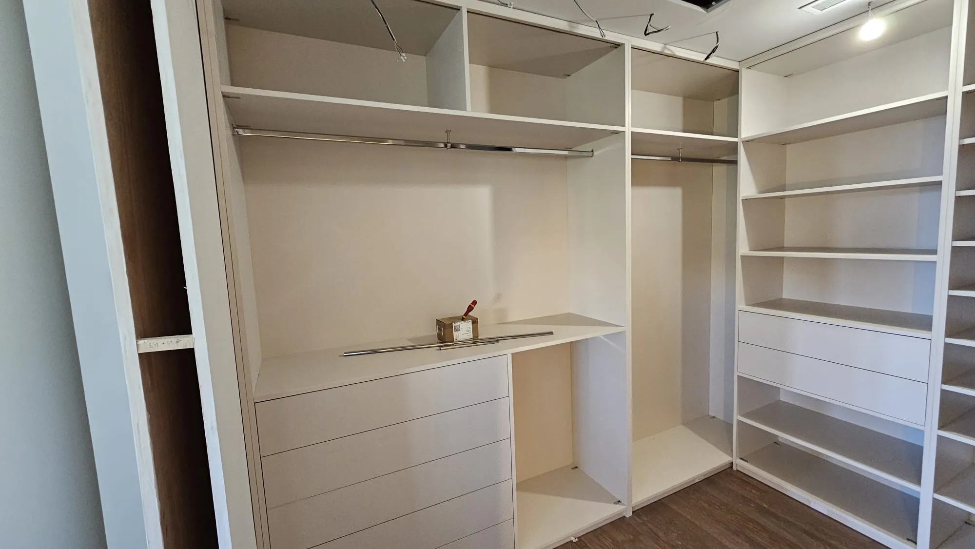Bas de la bibliothèque avec corps de rangement fermés et tiroirs en laiton