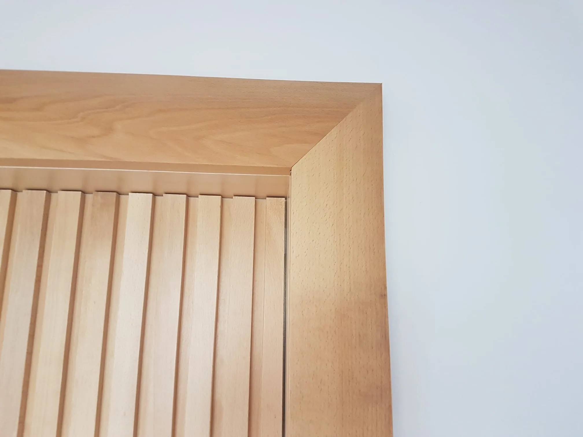 Détail d'encadrement d'une porte intérieure en hêtre à tasseaux