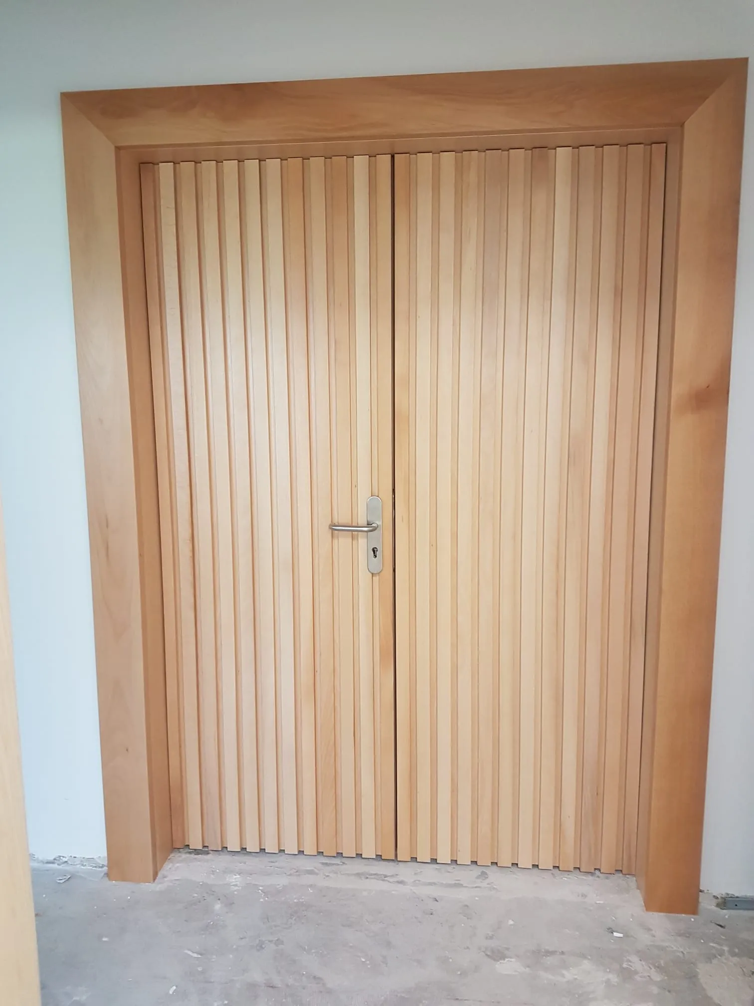 Porte intérieure double en hêtre, tasseaux verticaux