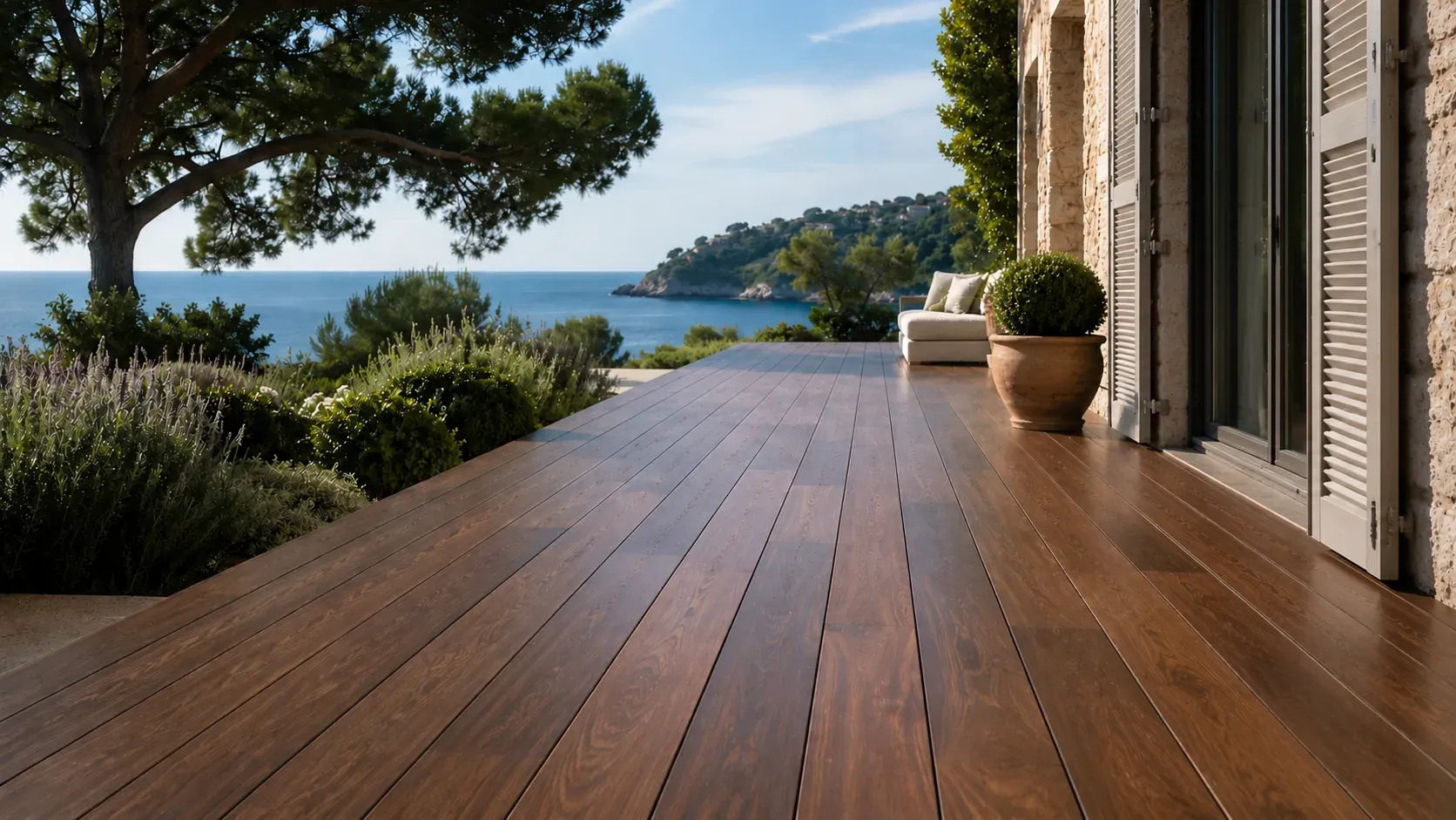 Lames de terrasse en bois exotique sur une villa de la Côte d'Azur