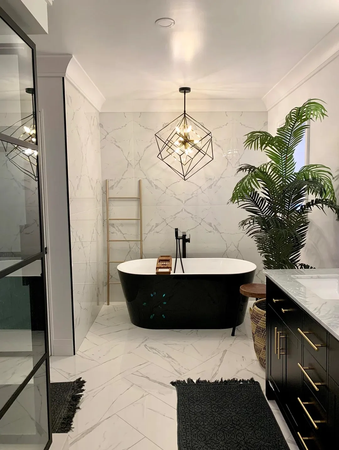 Salle de bain en marbre avec baignoire îlot noire