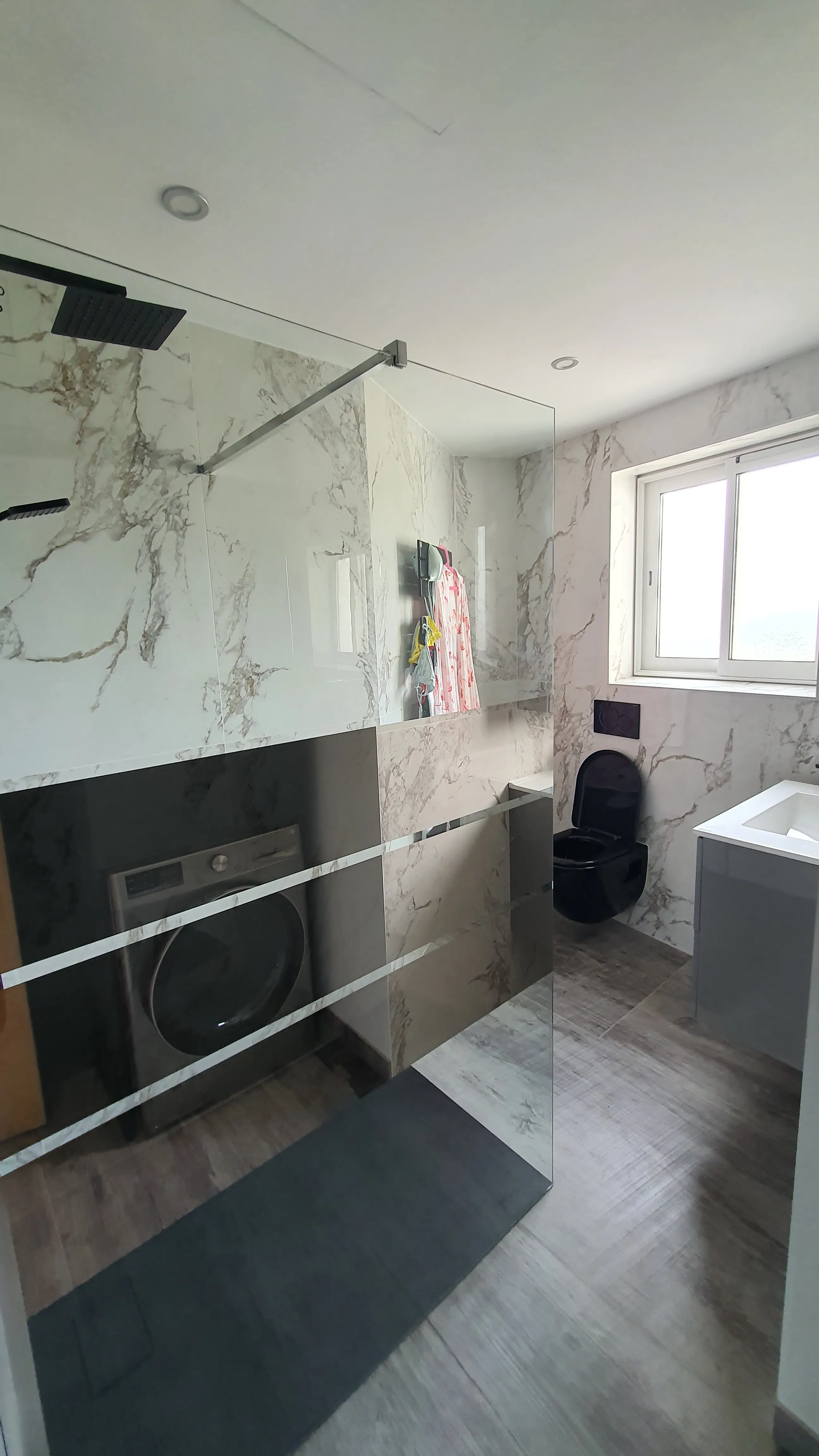 Salle de bain en marbre, douche à l'italienne à paroi de verre