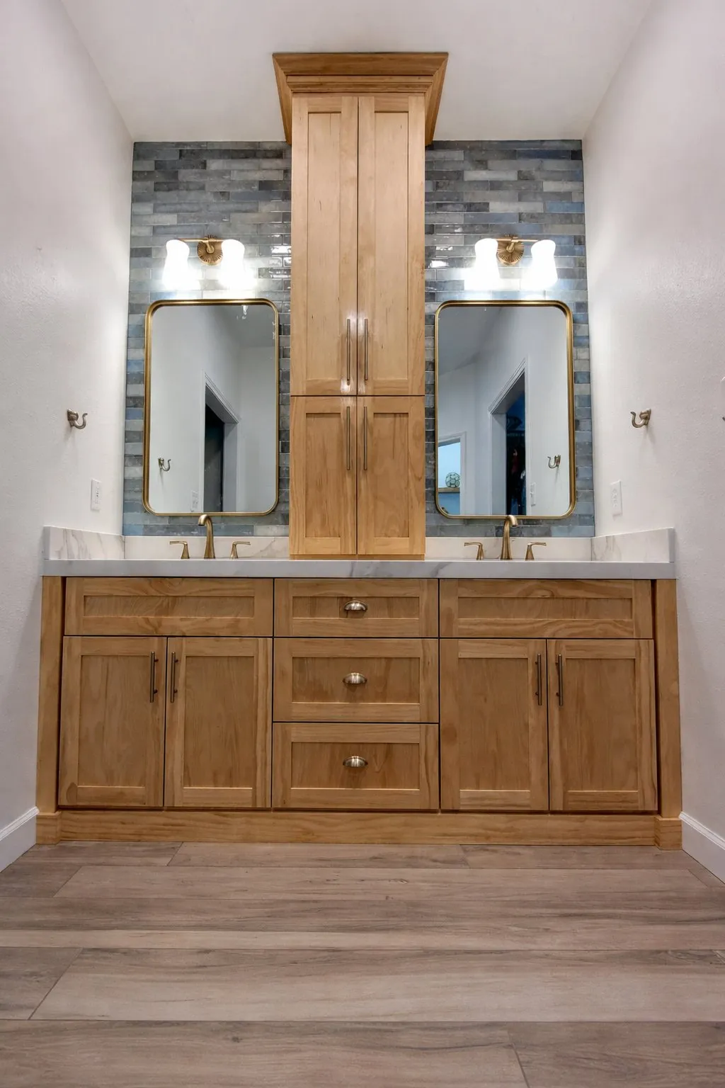 Meuble double vasque en bois avec colonne de rangement centrale