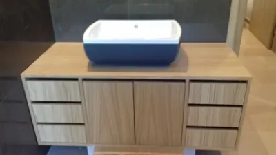 Meuble vasque suspendu en bois clair à tiroirs