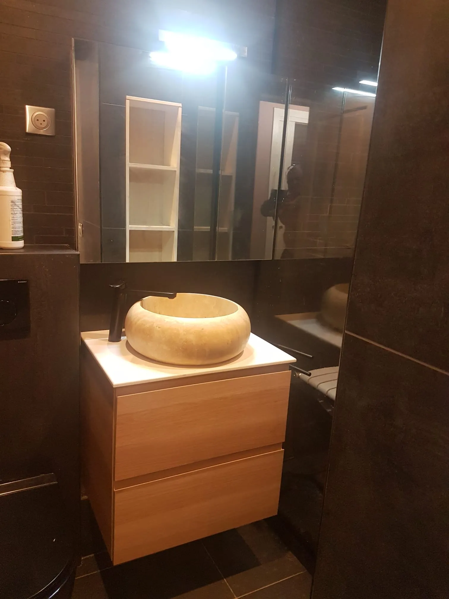 Meuble vasque en bois clair, vasque en pierre et miroir lumineux