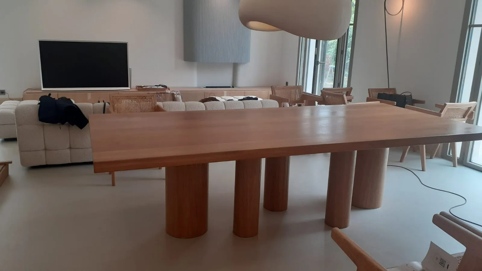 Grande table de salle à manger en bois massif sur pieds cylindriques