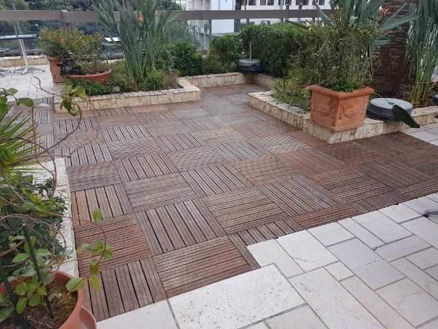 Terrasse en dalles de bois caillebotis dans un jardin méditerranéen