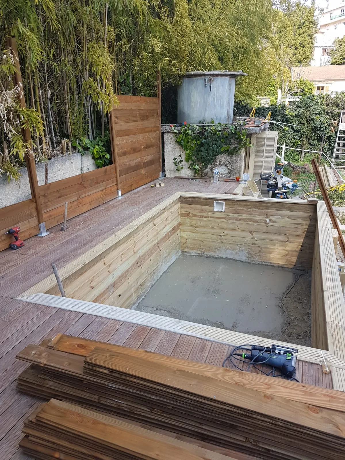 Piscine bois hors-sol et sa terrasse, en cours de chantier