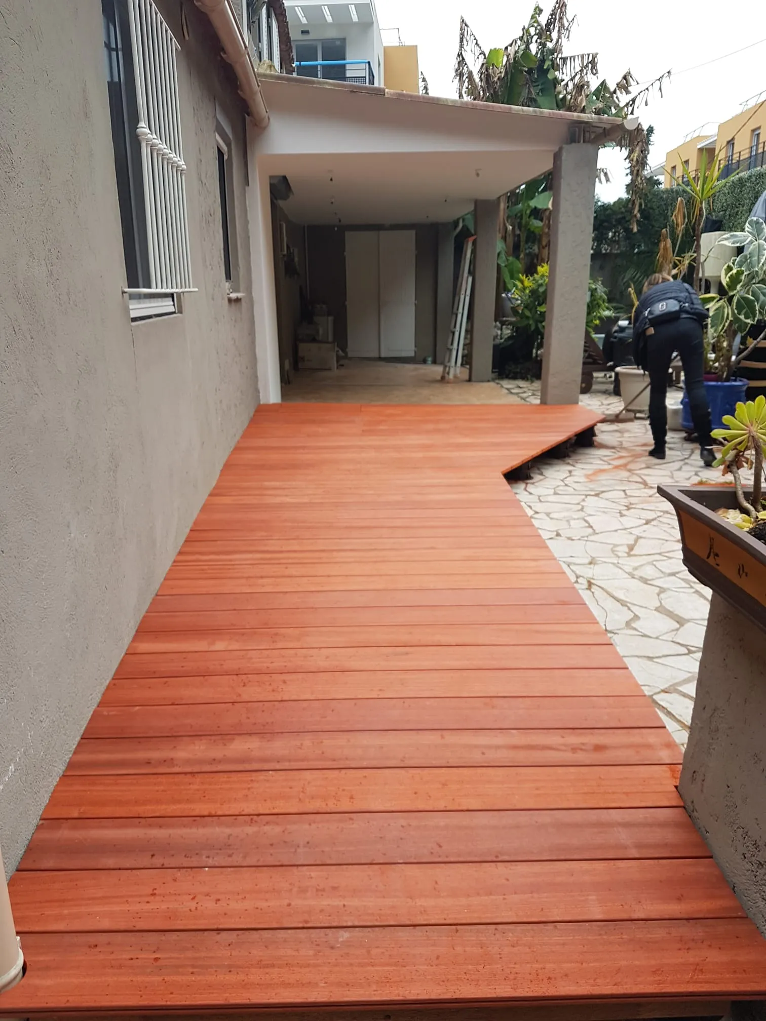 Vue latérale de la terrasse bois avec garde-corps en inox