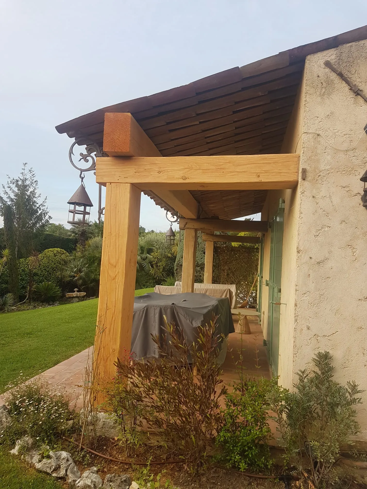 Détail des lames exotiques posées à joint serré, finition huilée